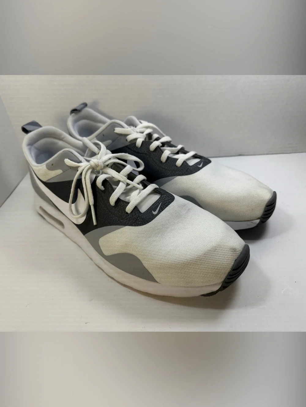 Nike Air Max Tavas Men’s Shoes Sneakers White and Gray Lightweight